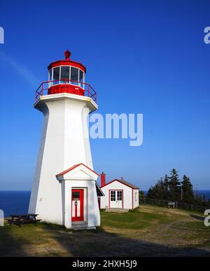 Vecchio faro alla fine della Terra a Cap-Gaspé nel Parco Nazionale Florillon Foto Stock
