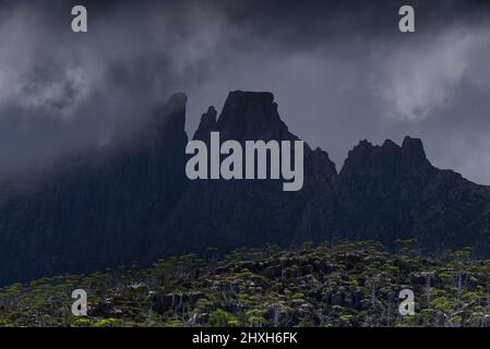 Il Geryon, un picco di montagna moody che ruota nella nuvola sopra il Labirinto nella Tasmania occidentale, Australia Foto Stock