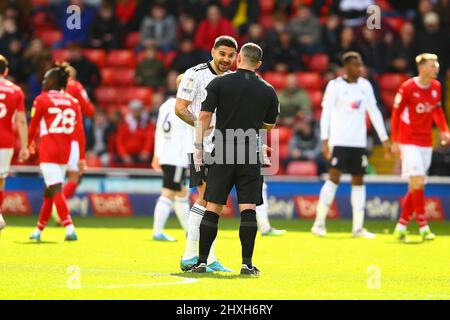 Oakwell, Barnsley, Inghilterra - 12th marzo 2022 Aleksandar Mitrović (9) di Fulham non concorda con l'arbitro Tim Robinson - durante il gioco Barnsley v Fulham, Sky Bet EFL Championship 2021/22, a Oakwell, Barnsley, Inghilterra - 12th marzo 2022 Credit: Arthur Haigh/WhiteRosePhotos/Alamy Live News Foto Stock