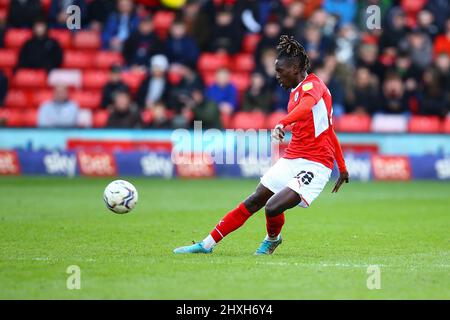 Oakwell, Barnsley, Inghilterra - 12th marzo 2022 Domingos Quina (28) di Barnsley - durante la partita Barnsley contro Fulham, Sky Bet EFL Championship 2021/22, a Oakwell, Barnsley, Inghilterra - 12th marzo 2022 Credit: Arthur Haigh/WhiteRosePhotos/Alamy Live News Foto Stock