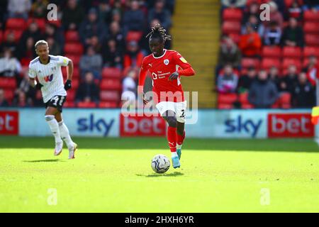 Oakwell, Barnsley, Inghilterra - 12th marzo 2022 Domingos Quina (28) di Barnsley - durante la partita Barnsley contro Fulham, Sky Bet EFL Championship 2021/22, a Oakwell, Barnsley, Inghilterra - 12th marzo 2022 Credit: Arthur Haigh/WhiteRosePhotos/Alamy Live News Foto Stock