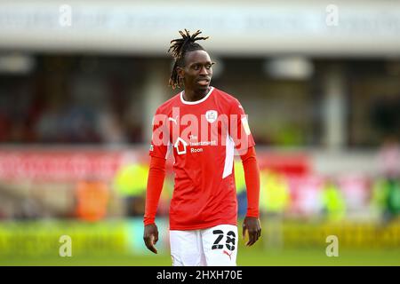 Oakwell, Barnsley, Inghilterra - 12th marzo 2022 Domingos Quina (28) di Barnsley - durante la partita Barnsley contro Fulham, Sky Bet EFL Championship 2021/22, a Oakwell, Barnsley, Inghilterra - 12th marzo 2022 Credit: Arthur Haigh/WhiteRosePhotos/Alamy Live News Foto Stock