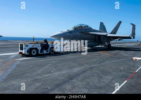 220309-N-DU622-1185 OCEANO PACIFICO (MAR. 9), un F/A-18F Super Hornet, dal 'Flying Eagles' di Strike Fighter Squadron (VFA) 122, taxi sul ponte di volo del vettore aereo USS Nimitz (CVN 68). Nimitz sta conducendo operazioni di routine. (STATI UNITI Foto Navy di Mass Communication Specialist 3rd Classe Justin McTaggart) Foto Stock