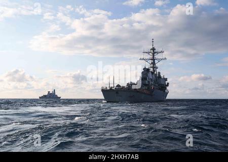 220307-N-UN585-2033 MAR MEDITERRANEO (7 marzo 2022) la nave francese FS Forbin (D 620), a sinistra, e il cacciatorpediniere missilistico guidato di classe Arleigh Burke USS Ross (DDG 71), transitano nel Mar Mediterraneo, 7 marzo 2022. Ross, schierato in avanti a Rota, Spagna, è sulla sua pattuglia 12th nell'area della Sixth Fleet degli Stati Uniti di operazioni a sostegno di alleati e partner regionali e gli interessi di sicurezza nazionale degli Stati Uniti in Europa e Africa. (STATI UNITI Foto Navy di Mass Communication Specialist 2nd Classe Claire DuBois/rilasciato) Foto Stock