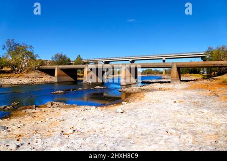 Vecchio e nuovo ponte Galena che attraversa il fiume Murchison, Murchison, Australia Occidentale Foto Stock