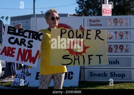 Los Angeles, California, Stati Uniti. 12th Mar 2022. Le persone che detengono segnali protestano contro l'aumento dei prezzi del gas in una stazione di benzina Shell a Santa Monica, California, 12 marzo 2022. (Credit Image: © Ringo Chiu/ZUMA Press Wire) Foto Stock