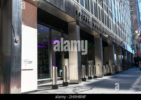 Segno di Pfizer, logo sulla facciata della società farmaceutica e biotecnologica con sede in 42nd Street a Manhattan. - New York, USA, 2022 Foto Stock