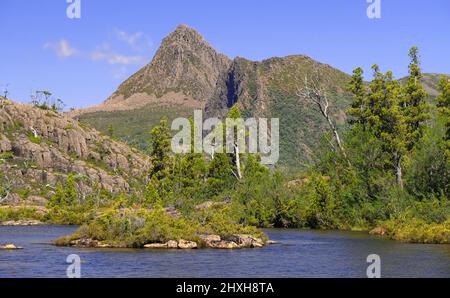 Montagne dietro un lago, il Monte Gould e il Minotauro sopra il Lago Cyane nel Labyrinth, Du cane Range, Tasmania, Australia Foto Stock