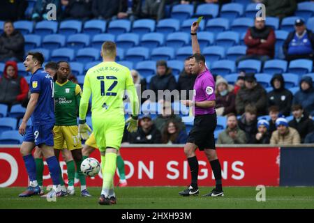 L'arbitro James Linington mostra carta gialla e libri Jordan Hugill della città di Cardiff dopo aver fouls Alan Browne di Preston NE (non in foto) . EFL Skybet Championship Match, Cardiff City contro Preston NE al Cardiff City Stadium di Cardiff, Galles, sabato 12th marzo 2022. Questa immagine può essere utilizzata solo a scopo editoriale. Solo per uso editoriale, licenza richiesta per uso commerciale. Nessun uso in scommesse, giochi o un singolo club / campionato / giocatori pubblicazioni. pic di Andrew Orchard / Andrew Orchard sport fotografia / Alamy Live news Foto Stock