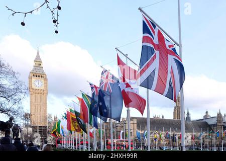 Londra, Regno Unito, 12th marzo 2022. Le bandiere dei 54 stati membri del Commonwealth, compreso il Regno Unito, sono installate in Piazza del Parlamento prima della Giornata del Commonwealth il 14th marzo. Un servizio annuale ha luogo per segnare l'occassione nell'Abbazia di Westminster, quest'anno senza la consueta partecipazione di sua Maestà la Regina. Credit: Undicesima ora Fotografia/Alamy Live News Foto Stock