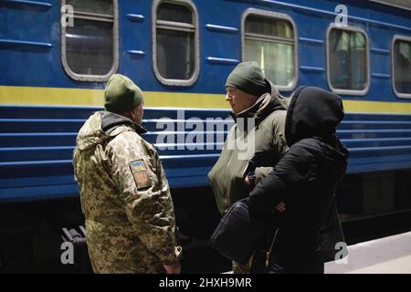 Lviv, Ucraina. 12th Mar 2022. I soldati ucraini sono visti alla piattaforma della stazione ferroviaria di Lviv. Lviv, la più grande città dell'Ucraina occidentale, è ora diventata un centro di transito per donne e bambini in fuga verso l'Europa, mentre gli uomini ritornano e si recano nell'Ucraina orientale per difendere il paese. (Foto di Hesther ng/SOPA Images/Sipa USA) Credit: Sipa USA/Alamy Live News Foto Stock