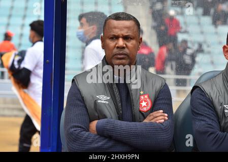 Tunisi, Tunisia. 12th Mar 2022. Allenatore Lassad Jarda visto durante la CAF Champions League 2021 - 22 partita di calcio tra Esperance sportiva Tunisia ed Étoile Sportive du Sahel in Rades.(Punteggio finale; Étoile Sportive du Sahel 0:2 Esperance sportiva Tunisia) credito: SOPA Images Limited/Alamy Live News Foto Stock