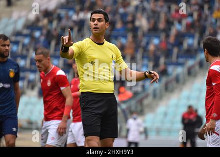 Tunisi, Tunisia. 12th Mar 2022. L'arbitro Mohamed Mansour visto durante la CAF Champions League 2021 - 22 partita di calcio tra Esperance sportiva Tunisia ed Étoile Sportive du Sahel in Rades.(Punteggio finale; Étoile Sportive du Sahel 0:2 Esperance sportiva Tunisia) (Foto di Jdidi Wassim/SOPA Images/Sipa USA) credito: Sipa USA/Alamy Live News Foto Stock