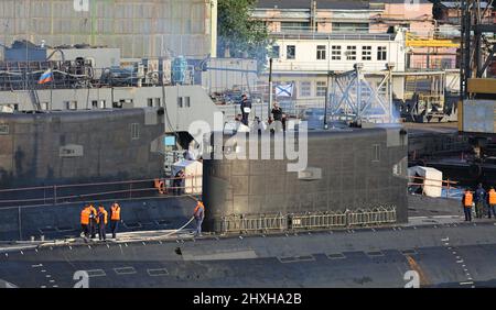 Sottomarini di attacco della marina russa migliorato Kilo classe progetto 636,3 (propulsione diesel-elettrica), marinai e manovre equipaggio, ormeggiatori ad un secondo sottomarino Foto Stock