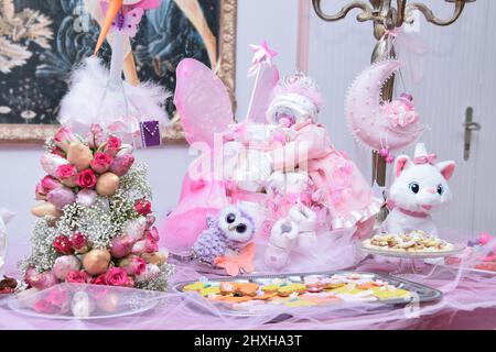 Concetto di regalo neonato. Torta di pannolini rosa , ragazza simbolo Foto Stock