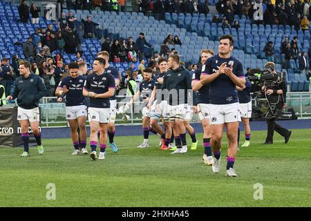 12th marzo 2022 ; Stadio Olimpico, Roma, Italia; 6 Nazioni International rugby, Italia contro Scozia: La squadra scozzese riconosce i propri sostenitori dopo il fischietto a tempo pieno Foto Stock