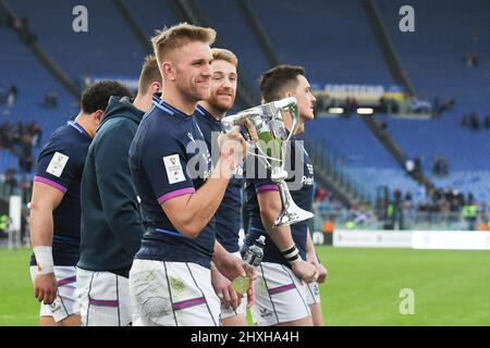 12th marzo 2022 ; Stadio Olimpico, Roma, Italia; 6 Nazioni International rugby, Italia contro Scozia: Scozia con il trofeo della Cuttitta Cup Foto Stock