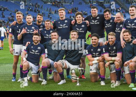 12th marzo 2022 ; Stadio Olimpico, Roma, Italia; 6 Nazioni International rugby, Italia contro Scozia: Scozia con il trofeo della Cuttitta Cup Foto Stock