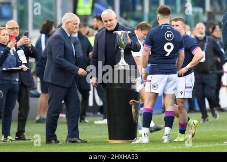 12th marzo 2022 ; Stadio Olimpico, Roma, Italia; 6 Nazioni International rugby, Italia contro Scozia: Ali Price of Scotland con il trofeo Cuttitta Cup Foto Stock