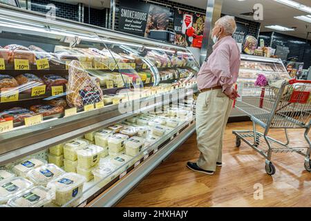 Miami Florida Winn-Dixie negozio di alimentari supermercato all'interno anziani pensionato uomo uomo deli negozio shopping Foto Stock