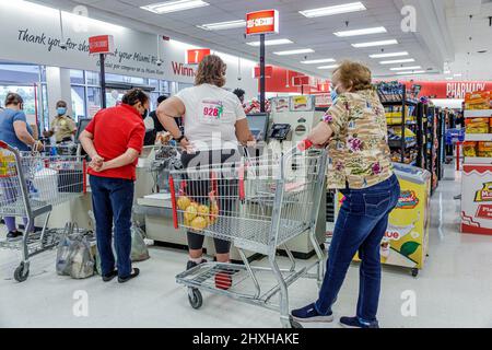 Miami Florida Winn-Dixie negozio di alimentari supermercato interno interno linea clienti coda self-service checkout donne Foto Stock