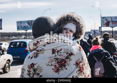 Irpin, Ucraina. 11th Mar 2022. Le persone evacuano a Irpin, Ucraina, 11 marzo 2022. L'Ucraina ha istituito 12 corridoi umanitari in quattro regioni il venerdì per consentire ai civili di lasciare le zone dilaniate da conflitti, ha riferito l'agenzia di stampa Ucraina gestita dal governo ucraino, citando il vice primo ministro ucraino Iryna Vereshchuk. I corridoi umanitari sono stati allestiti per evacuare la gente da alcune città e città nella parte orientale di Donetsk e Kharkiv, Zaporizhzhya meridionale e Kiev nord-centrale, ha detto Vereshchuk. Credit: Diego Herrera/Xinhua/Alamy Live News Foto Stock