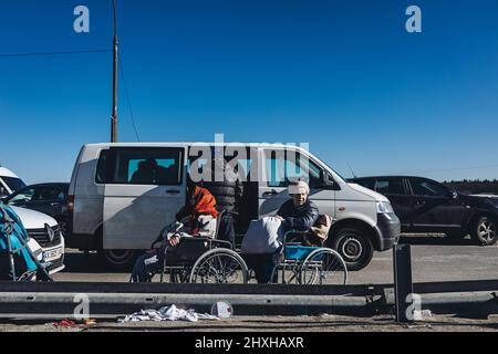 Irpin, Ucraina. 11th Mar 2022. La gente aspetta di evacuare a Irpin, Ucraina, 11 marzo 2022. L'Ucraina ha istituito 12 corridoi umanitari in quattro regioni il venerdì per consentire ai civili di lasciare le zone dilaniate da conflitti, ha riferito l'agenzia di stampa Ucraina gestita dal governo ucraino, citando il vice primo ministro ucraino Iryna Vereshchuk. I corridoi umanitari sono stati allestiti per evacuare la gente da alcune città e città nella parte orientale di Donetsk e Kharkiv, Zaporizhzhya meridionale e Kiev nord-centrale, ha detto Vereshchuk. Credit: Diego Herrera/Xinhua/Alamy Live News Foto Stock