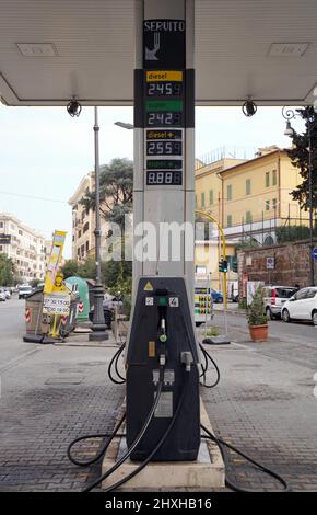 Roma, Italia. 12th Mar 2022. Il 12 marzo 2022 viene visualizzato un listino prezzi presso un distributore di benzina a Roma. Il prezzo del carburante in Italia ha superato di recente i 2,00 euro al litro. Credit: Jin Mamengni/Xinhua/Alamy Live News Foto Stock