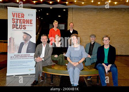 David-Ruben Thies,Antje Schneider,Stefan Kloos,Carsten Waldbauer,Julia Vismann und Ulrike Gote bei der Präsentation des Dokumentarfilm VIER STERNE PLU Foto Stock