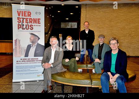 David-Ruben Thies,Antje Schneider,Stefan Kloos,Carsten Waldbauer und Ulrike Gote bei der Präsentation des Dokumentarfilm VIER STERNE PLUS - exklusiver Foto Stock