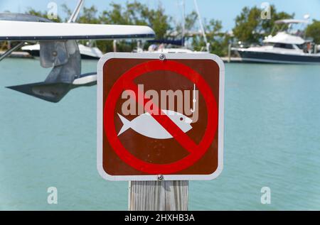 Big Pine Key, Florida, Stati Uniti - 20 febbraio 2022 - il cartello per avvisare i visitatori che la pesca non è consentita dal molo della barca al Bahia Honda state Park Foto Stock