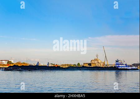 Il rimorchiatore Alice Parker spinge una chiatta di carbone sul fiume Mobile vicino al porto di Mobile, 10 marzo 2022, a Mobile, Alabama. Foto Stock