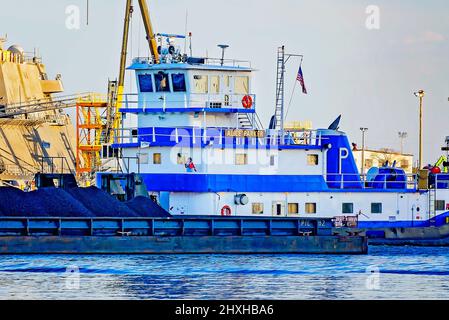 Il rimorchiatore Alice Parker spinge una chiatta di carbone sul fiume Mobile vicino al porto di Mobile, 10 marzo 2022, a Mobile, Alabama. Foto Stock