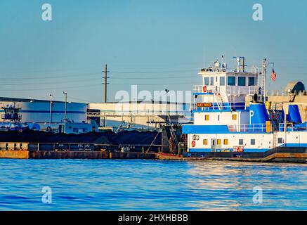 Il rimorchiatore Alice Parker spinge una chiatta di carbone sul fiume Mobile vicino al porto di Mobile, 10 marzo 2022, a Mobile, Alabama. Foto Stock