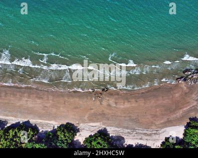 Tiro al drone verso il basso di Etty Beach oceano e foresta pluviale in far North Queensland Foto Stock