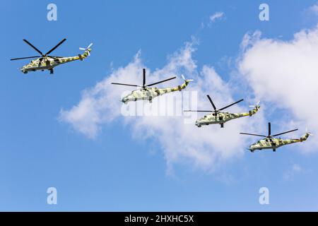 gli elicotteri militari dell'attacco russo volano nel cielo Foto Stock