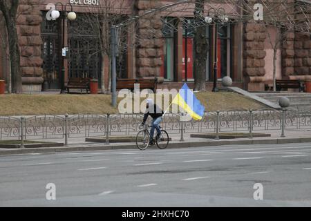 Kiev, Ucraina. 8th Mar 2022. Durante la guerra, un uomo guida una bicicletta con una bandiera Ucraina nella capitale di Kiev. Le forze militari russe hanno lanciato un'invasione su vasta scala dell'Ucraina dal febbraio 24th. Le forze russe stanno avanzando sulla capitale Ucraina e si ritiene che siano a circa 25 chilometri di distanza. Gli osservatori ritengono che la presa della capitale sia un obiettivo chiave per l'invasione russa. (Credit Image: © Mohammad Javad Abjoushak/SOPA Images via ZUMA Press Wire) Foto Stock