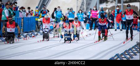 Zhangjiakou, Cina. 13th Mar 2022. Paralimpiadi, Para Nordic Ski, Cross-Country, Freestyle, Mixed Relay, Otto squadre iniziano nella gara a relè misto per oltre 4 x 2,5 chilometri. Il team tedesco si posiziona al quinto posto. Credit: Jens Büttner/dpa-Zentralbild/dpa/Alamy Live News Foto Stock