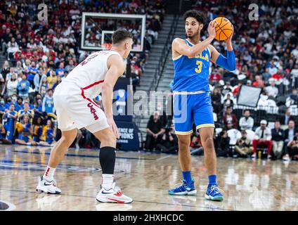 Las Vegas, Nevada, USA. 12th Mar 2022. A. la guardia dell'UCLA Johnny Juzang (3) guarda passare la palla nella prima metà durante la partita del NCAA PAC 12 Men's Basketball Tournament Championship tra UCLA Bruins e gli Arizona Wildcats alla T Mobile Arena di Las Vegas, NV. Thurman James/CSM/Alamy Live News Foto Stock