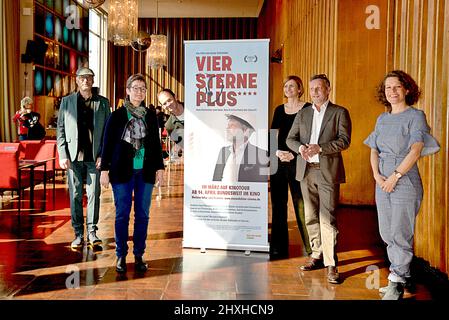 David-Ruben Thies,Antje Schneider,Stefan Kloos,Carsten Waldbauer,Julia Vismann und Ulrike Gote bei der Präsentation des Dokumentarfilm VIER STERNE PLU Foto Stock