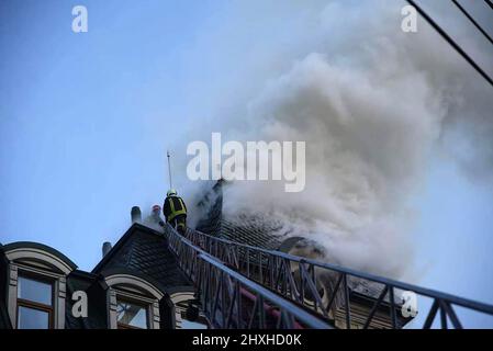 Kiev, Ucraina. 12th Mar 2022. I vigili del fuoco spengono un incendio in un edificio dopo la sgranatura russa a Kiev, Ucraina, sabato 12 marzo 2022. Foto di Stato Emergency Service of Ukraine/UPI Credit: UPI/Alamy Live News Foto Stock