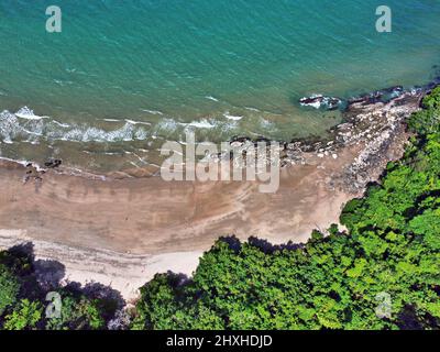 Tiro al drone verso il basso di Etty spiaggia oceano e foresta pluviale Foto Stock