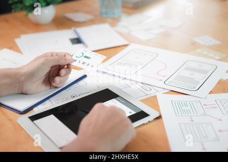 I progettisti UX o UI progettano progetti prototipo di layout di applicazioni per tablet e smartphone digitali. Foto Stock