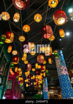 Bangkok, Thailandia - 10 marzo 2022: Bella decorazione di arti asiatiche appese lanterne nella zona alimentare di Icon Siam, il grande magazzino di lusso. Foto Stock