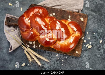 Pane dolce pasquale, toureki cozonac su sfondo scuro. Pasqua, primavera. Vista dall'alto, piatto Foto Stock