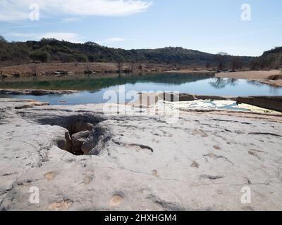 Uno stagno nel fiume Pedernales nel Pedernales Falls state Park vicino a Johnson City, Texas. Una lastra di calcare è in primo piano. Foto Stock