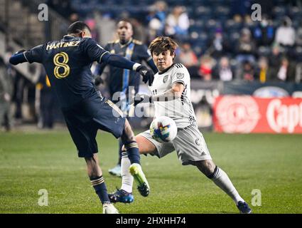 Chester, Pennsylvania, Stati Uniti. 12th Mar 2022. 12 marzo 2022, Chester PA- Philadelphia Union player, JOSE MARTINEZ (8) lotta per la palla JAVIER LOPEZ (9) dai terremoti di San Jose durante la partita a Subaru Park (Credit Image: © Ricky Fitchett/ZUMA Press Wire) Foto Stock