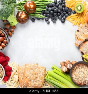 Alimenti in fibra su sfondo grigio. Concetto di cibo sano. Vista dall'alto, disposizione piatta, spazio di copia Foto Stock