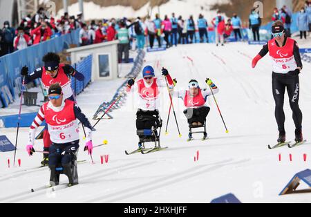 Zhangjiakou, la provincia cinese di Hebei. 13th Mar 2022. I giocatori si sfidano durante lo sci di fondo para misto 4x2,5 km relè di Pechino 2022 Paralimpiadi invernali al National Biathlon Centre di Zhangjiakou, nella provincia di Hebei della Cina settentrionale, 13 marzo 2022. Credit: WAN Xiang/Xinhua/Alamy Live News Foto Stock