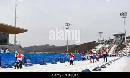 Zhangjiakou, la provincia cinese di Hebei. 13th Mar 2022. I giocatori si sfidano durante lo sci di fondo para misto 4x2,5 km relè di Pechino 2022 Paralimpiadi invernali al National Biathlon Centre di Zhangjiakou, nella provincia di Hebei della Cina settentrionale, 13 marzo 2022. Credit: Yang Guanyu/Xinhua/Alamy Live News Foto Stock